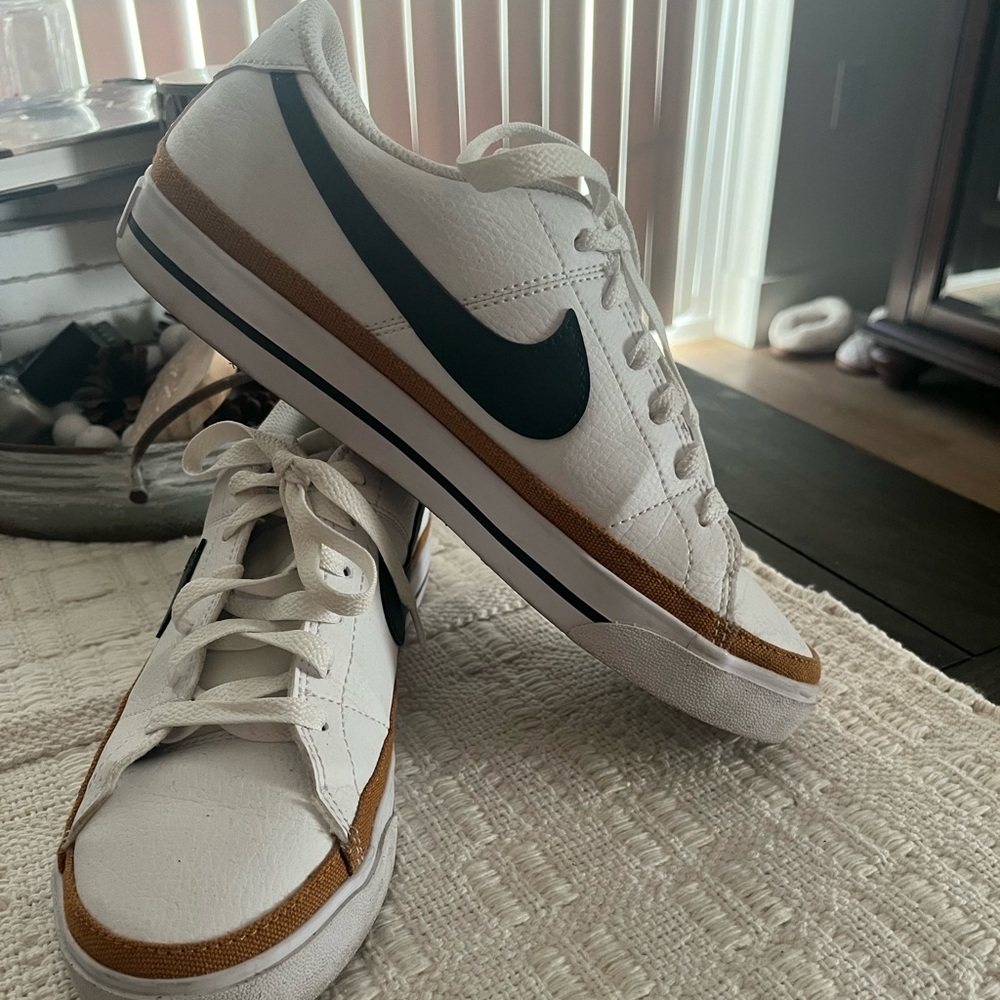 Nike legacy court